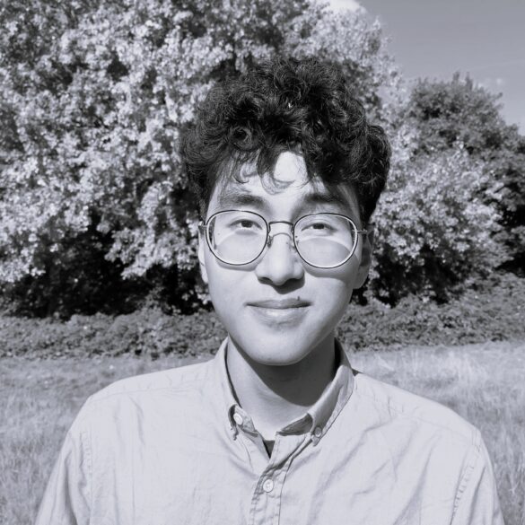 Foto dell'autore in bianco nero. Sullo sfondo, un albero in un parco.